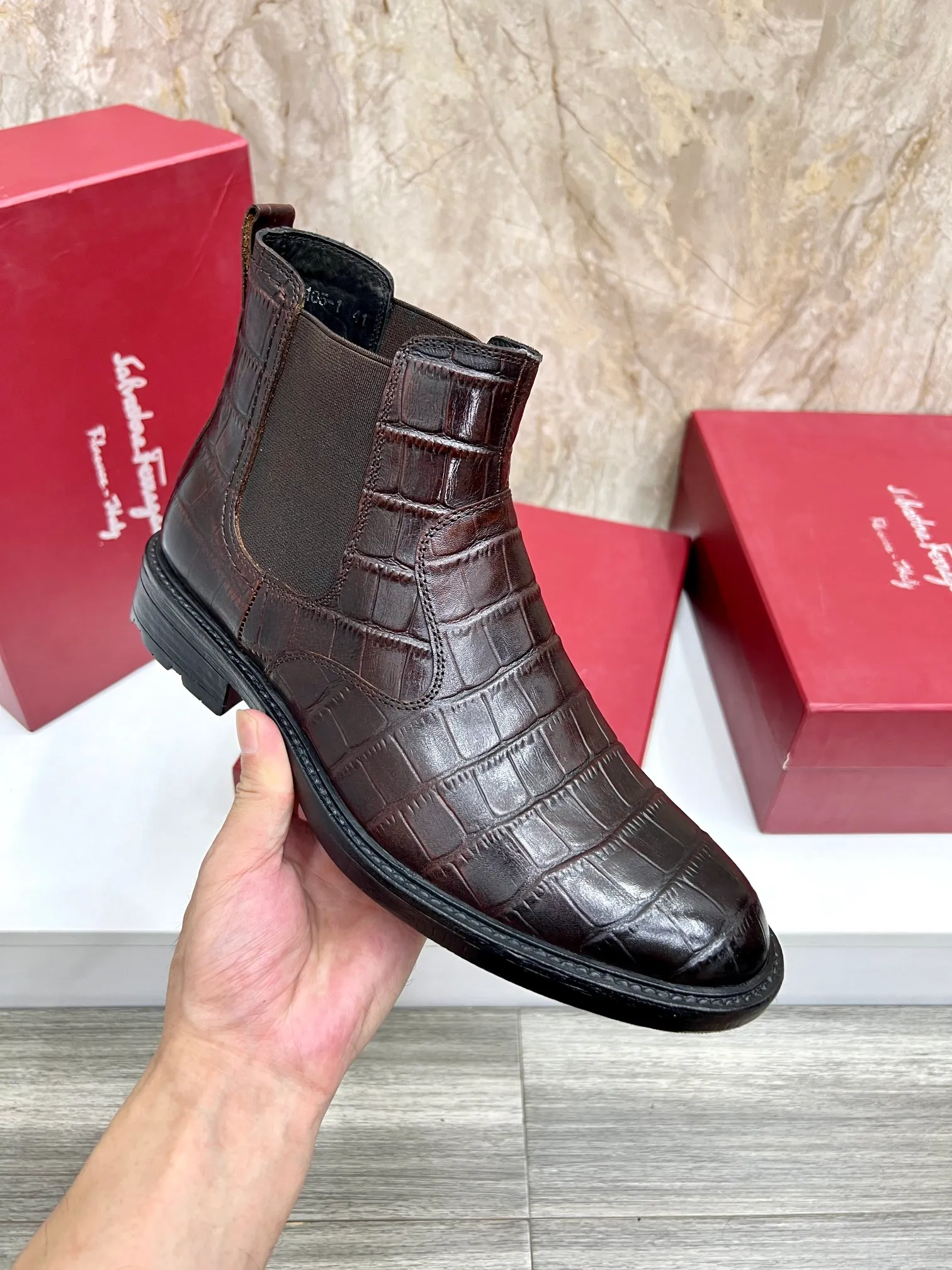 Original order quality: Men's shoes 💰700 Brand: Ferragamo (Ferragamo) One size larger: Men's size 38-44 (45 customized) Grade: Same style as the official website High-end men's shoes Material: Original cowhide, cowhide lining, original outsole Style category: Chelsea men's boots Fashion trend Color: Actual picture